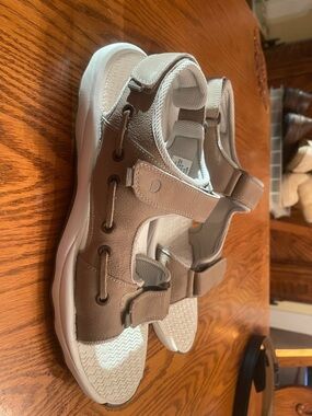 Sperry Men’s Taupe and White Hook-and-Loop Comfort Sandals